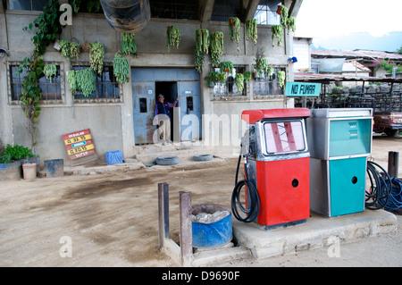 Tankstelle & Begleiter, Nahualá, Department Sololá, Guatemala. Kredit: Kraig Lieb Stockfoto