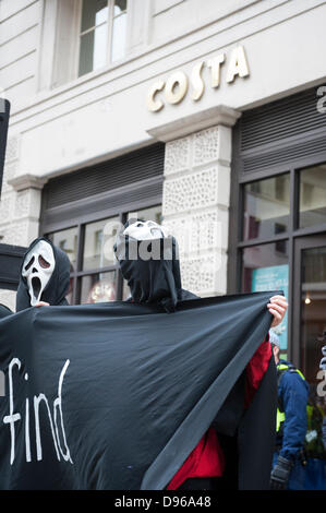 London, UK, 12. Juni 2013. Sussex Stop G8, Smash EDO und entwaffnen DSEI Kollektiv trat Kräfte zu einem Whistle Stop-Rundgang durch das Westende von London zu geschäftlichen Belangen markieren im Zusammenhang mit militärischen Waffen Herstellung und Vertrieb mit Sitz in Großbritannien. Ort der Begegnung fand außerhalb der BAE Systems Gebäude, Carlton Gardens, die Demonstration, begleitet von einer starken Präsenz von der Metropolitan Police. Bildnachweis: Lee Thomas/Alamy Live-Nachrichten Stockfoto