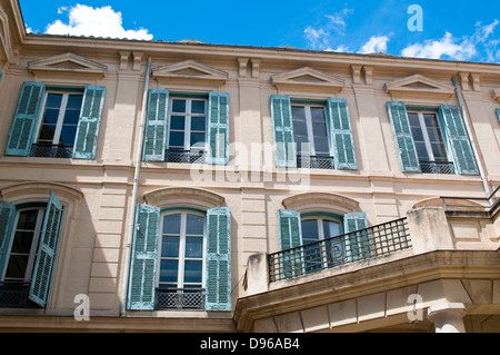 Haus mit blauen Fensterläden in Zentral-Nimes, Frankreich Stockfoto