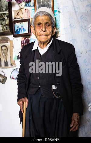 Qamile Stema ist ein Burrnesha, eines der letzten "Jungfrauen" von Albanien. Stockfoto