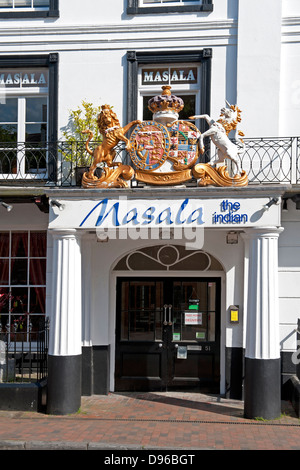 Masala-indisches Restaurant im ehemaligen Royal Victoria Hotel, Tunbridge Wells mit Wappen der Herzog und die Herzogin von Kent overhead Stockfoto