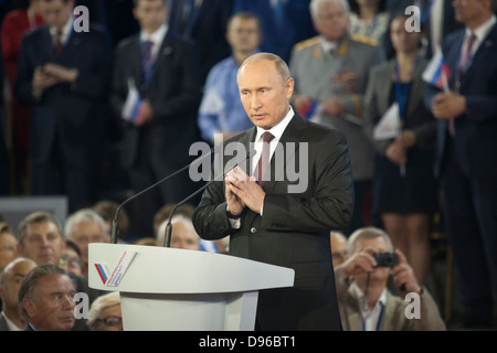 Russischen Präsidenten Vladimir Putin befasst sich mit den ersten Kongress der russischen Volkes Front, die ihn als ihren Führer gewählt hat Stockfoto