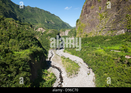 Landschaft auf dem Weg zum Cirque de Cilaos Caldera auf der französischen Insel La Réunion im Indischen Ozean. Stockfoto