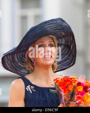 Brabant, Niederlande. 12. Juni 2013. König Willem-Alexander und Maxima der Königin der Niederlande macht am 12. Juni 2013 einen offiziellen Besuch in der Provinz Limburg in Roosendaal Niederlande. Foto: Albert Nieboer/Niederlande OUT/Dpa/Alamy Live-Nachrichten Stockfoto