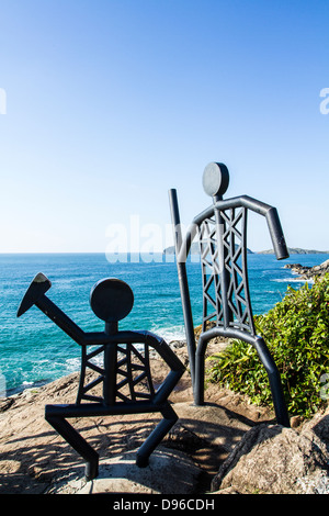 Metall Skulptur, die eine Familie von primitiven Einwohner der Insel von Santa Catarina darstellt. Stockfoto