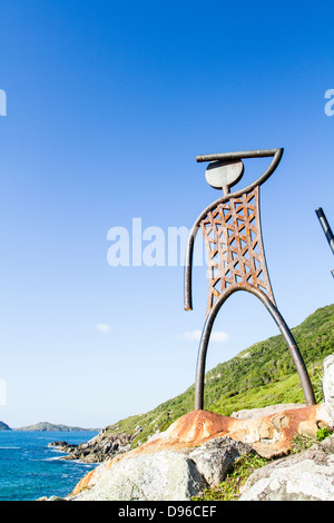 Metall Skulptur, die eine Familie von primitiven Einwohner der Insel von Santa Catarina darstellt. Stockfoto