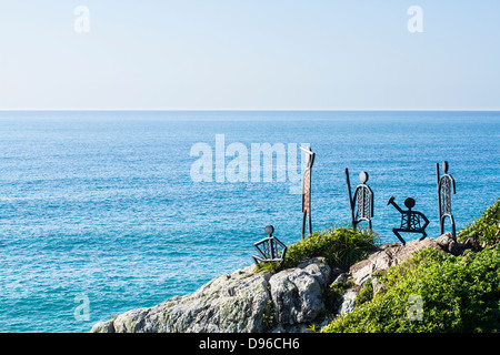 Metall Skulptur, die eine Familie von primitiven Einwohner der Insel von Santa Catarina darstellt. Stockfoto