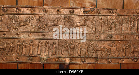 Bronze gate Ornamente. Assyrische (ca. 883-859 v. Chr.). Aus Balawat, in der Nähe von Nimrud. Mit Szenen der Kriegsführung, Gefangene und Tribut Träger geprägte auf die Errungenschaften von ASSURNASIRPAL II. vertreten Stockfoto