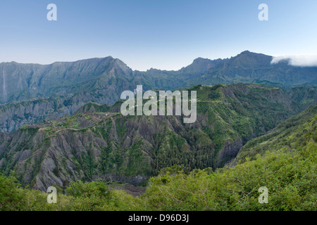 Dawn Blick auf die Caldera Cirque de Cliaos auf der französischen Insel La Réunion im Indischen Ozean. Stockfoto