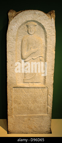 Kalkstein Grabstein für Maximilla Bassi. Tunesien, Punischen, 2nd-3rd Century AD von Karthago. Dieses fein geschnitzten Monument wurde in Erinnerung an eine Frau namens maximilla Bassi eingestellt. Die lateinische Inschrift "aximilla Bassi, fromme Tochter, 19 Jahre lebte. Hier ist sie." Nach der Römischen Annexion von Karthago 146 v. Chr. es Mode wurde Latein für Inschriften obwohl Phönizischen blieb, die Alltagssprache verwendet. Der flache Nische ist mit einem Bild einer weiblichen Figur trägt ein Plissee Tunika und Mantel, vermutlich Maximilla geschnitzt. Stockfoto