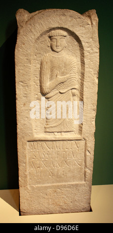 Kalkstein Grabstein für Maximilla Bassi. Tunesien, Punischen, 2nd-3rd Century AD von Karthago. Dieses fein geschnitzten Monument wurde in Erinnerung an eine Frau namens maximilla Bassi eingestellt. Die lateinische Inschrift "aximilla Bassi, fromme Tochter, 19 Jahre lebte. Hier ist sie." Nach der Römischen Annexion von Karthago 146 v. Chr. es Mode wurde Latein für Inschriften obwohl Phönizischen blieb, die Alltagssprache verwendet. Der flache Nische ist mit einem Bild einer weiblichen Figur trägt ein Plissee Tunika und Mantel, vermutlich Maximilla geschnitzt. Stockfoto