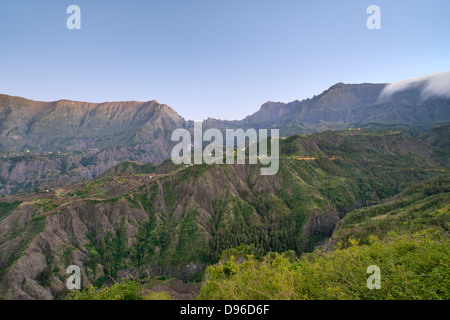 Dawn Blick auf die Caldera Cirque de Cliaos auf der französischen Insel La Réunion im Indischen Ozean. Stockfoto