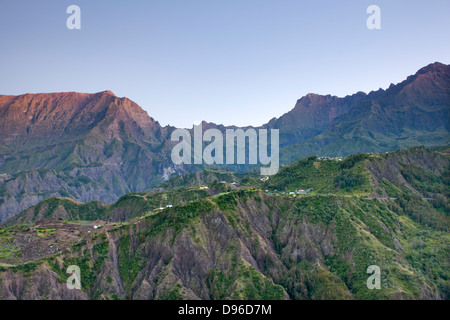 Dawn Blick auf die Caldera Cirque de Cliaos auf der französischen Insel La Réunion im Indischen Ozean. Stockfoto