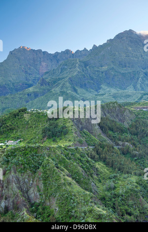 Dawn Blick auf die Caldera Cirque de Cliaos auf der französischen Insel La Réunion im Indischen Ozean. Stockfoto