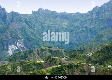 Dawn Blick auf die Caldera Cirque de Cliaos auf der französischen Insel La Réunion im Indischen Ozean. Stockfoto