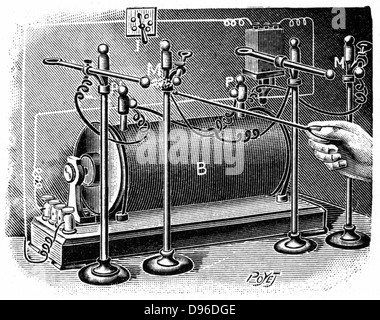 Hochspannungsgeräte von Pierre und Marie Curie verwendet, um die elektrische Leitfähigkeit der Luft ausgesetzt, Radium zu untersuchen. Gravur veröffentlicht Paris 1904 Stockfoto