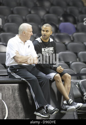 12. Juni 2013 - Los Angeles, Kalifornien, USA - San Antonio Spurs Coach Gregg Popovich und Tony Parker während eines Praxis-Abschnitt zwischen Spiele im ATT & T-Center in San Antonio, Texas am Mittwoch, 12. Juni 2013. . ARMANDO ARORIZO/PI. (Kredit-Bild: © Armando Arorizo/Prensa Internacional/ZUMAPRESS.com) Stockfoto