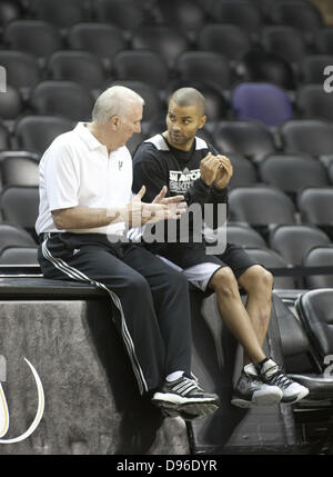 12. Juni 2013 - Los Angeles, Kalifornien, USA - San Antonio Spurs Coach Gregg Popovich und Tony Parker während eines Praxis-Abschnitt zwischen Spiele im ATT & T-Center in San Antonio, Texas am Mittwoch, 12. Juni 2013. . ARMANDO ARORIZO/PI. (Kredit-Bild: © Armando Arorizo/Prensa Internacional/ZUMAPRESS.com) Stockfoto