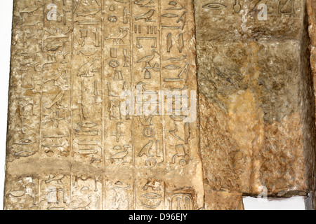 Ägyptische Hieroglyphen von der falschen Tür des Kainefer. 5. Dynastie. besteht aus Kalkstein. Stockfoto