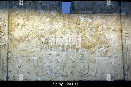 Ägyptische Hieroglyphen von der falschen Tür des Kainefer. 5. Dynastie. besteht aus Kalkstein. Stockfoto