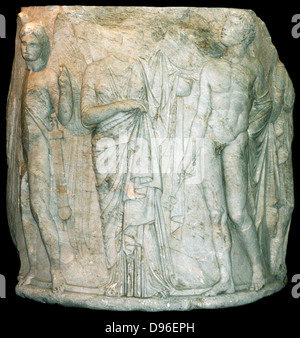 Sculpted Marmor Spalte drum. Ca. 325-300 BC. In Ephesus mit dem Tempel der Artemis gefunden. Diese Ansicht zeigt eine jugendliche winged Thanatos (Tod), eine Drapierten Frau (evtl. Alkestis oder Eurydice) und eine Abbildung des Hermes Psychopompos. Stockfoto