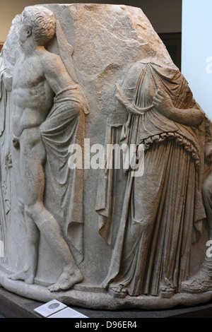 Sculpted Marmor Spalte drum. Ca. 325-300 BC. In Ephesus mit dem Tempel der Artemis gefunden. Diese Ansicht zeigt eine jugendliche winged Thanatos (Tod), eine Drapierten Frau (evtl. Alkestis oder Eurydice). Stockfoto