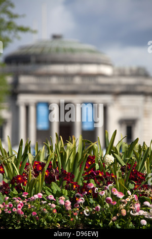 Dorf Port Sunlight, England. Anfang Sommer Blick auf den Blumenrabatten in voller Blüte innerhalb des Port Sunlight diamond Garten. Stockfoto