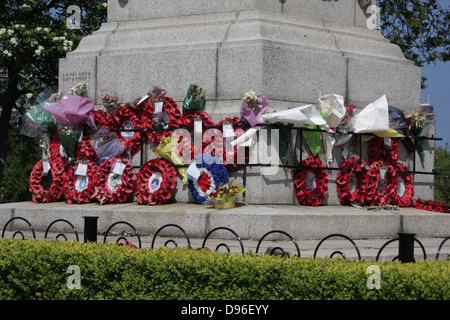 Mowbray Park Kenotaph Burdon Straße Sunderland, Kriegerdenkmal mit Wreathes und Mohn im Andenken an die gefallenen gelegt. Stockfoto