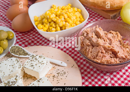 Thunfisch Salatzutaten. verschiedene Gemüse und Thunfisch Fleisch am Küchentisch. Stockfoto