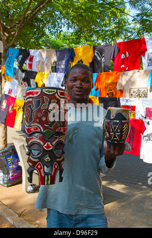 Maputo, Mosambik - 29. April: unbekannter Mann mit traditionellen afrikanischen Masken auf dem Markt in Maputo, Mosambik am 29. April 2012. Der lokale Markt ist einer der Touristen Attraktion der Stadt. Stockfoto