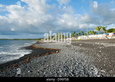 Die vulkanischen Küstenlinie und den Markt auf das Dorf St. Paul auf der französischen Insel La Réunion im Indischen Ozean. Stockfoto