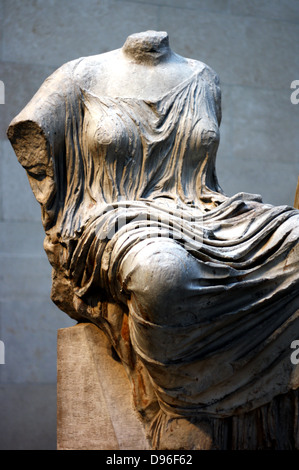 Statue eines sitzenden Frau über steigen. Griechische. Möglicherweise Hestia, Göttin des Herdes. Aus dem Osten Giebel des Parthenon in Athen. Stockfoto