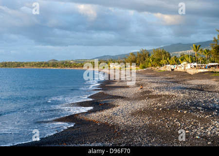 Die vulkanischen Küstenlinie und den Markt auf das Dorf St. Paul auf der französischen Insel La Réunion im Indischen Ozean. Stockfoto