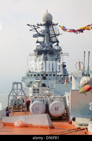 Moderne chinesische Schlachtschiff im Hafen Stockfoto