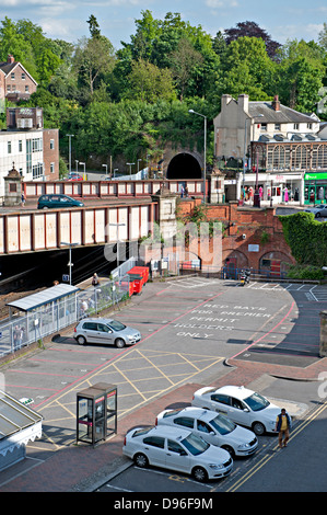 Tunbridge Wells Bahnhof Parkplatz mit der Mount Pleasant Road Bridge und Eingang zum Tunnel Grove in der Ferne Stockfoto