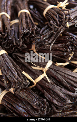 Vanille-sticks zum Verkauf auf dem Markt in das Dorf St. Paul auf der französischen Insel La Réunion im Indischen Ozean. Stockfoto