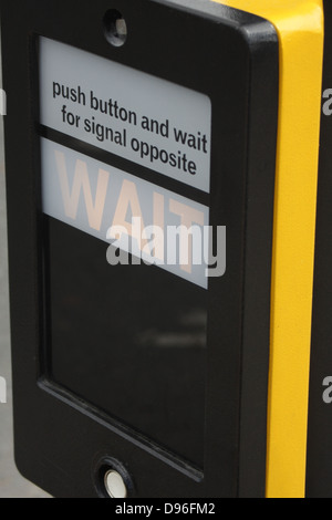 Pelican Crossing Taste, zeigt "warten", sagt Fußgänger warten, bis es sicher zu überqueren. Stockfoto