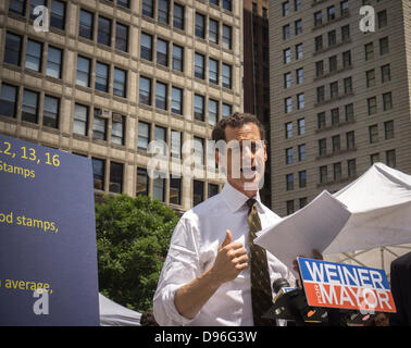 New York, USA. 12. Juni 2013. New York Bürgermeisterkandidat Anthony Weiner spricht und Kampagnen in der Union Square Greenmarket in New York auf Mittwoch, 12. Juni 2013. Weiner sprach über das Bewusstsein für die Herausforderungen vor denen Familien auf Essensmarken und sagte, dass er auf nur $31,08 pro Woche essen würde, ist die durchschnittliche wöchentliche Zuweisung für Essensmarken.  Bildnachweis: Richard B. Levine/Alamy Live-Nachrichten) Stockfoto