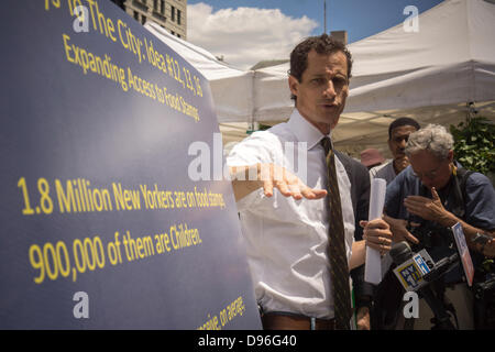 New York, USA. 12. Juni 2013. New York Bürgermeisterkandidat Anthony Weiner spricht und Kampagnen in der Union Square Greenmarket in New York auf Mittwoch, 12. Juni 2013. Weiner sprach über das Bewusstsein für die Herausforderungen vor denen Familien auf Essensmarken und sagte, dass er auf nur $31,08 pro Woche essen würde, ist die durchschnittliche wöchentliche Zuweisung für Essensmarken.  Bildnachweis: Richard B. Levine/Alamy Live-Nachrichten) Stockfoto