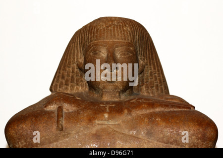 Ägyptische Statue von Teti. 18. Dynastie (ca. 1450 v. Chr.), vermutlich von Karnak. Teti gezeigt auf einem matt mit seiner Füße und Arme ragen aus einem Leopard haut Fell sitzt. Stockfoto