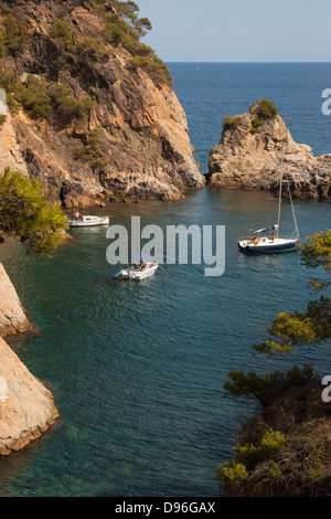 Menschen im Urlaub entspannend auf ihren Booten in einer einsamen mediterrane Bucht. Stockfoto