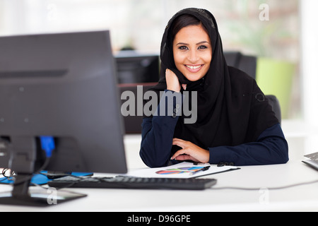 intelligente muslimischen Geschäftsfrau im modernen Büro Stockfoto