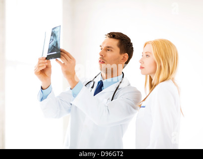 Zwei ärzte suchen an x-ray Stockfoto
