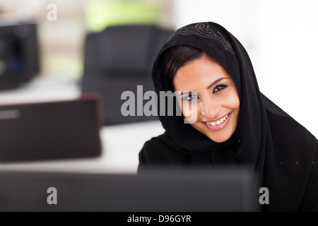 niedlichen muslimischen Geschäftsfrau arbeiten in modernen Büros Stockfoto