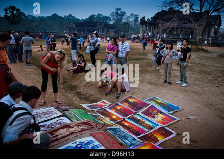 Touristen suchen bei der Arbeit der lokalen Künstler vor dem Sonnenaufgang über in Angkor Wat in Kambodscha Stockfoto