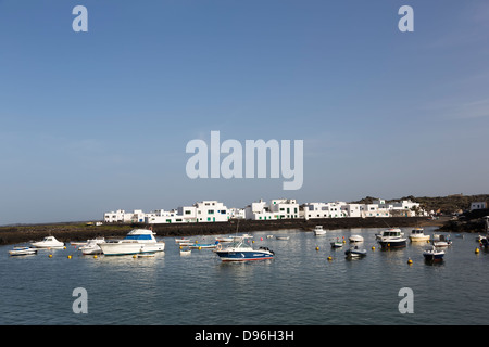 Hafen und Häusern bei Orzola, Lanzarote, Kanarische Inseln, Spanien Stockfoto