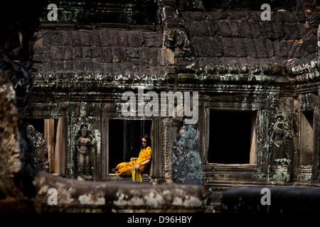 Chinesische Frau Modellierung Kleidung im Tempel-Ruinen, Ta Prohm, Ankor Wat Kambodscha Stockfoto