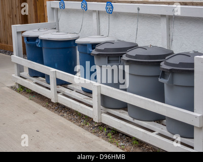 Mülltonnen außerhalb Stockfoto
