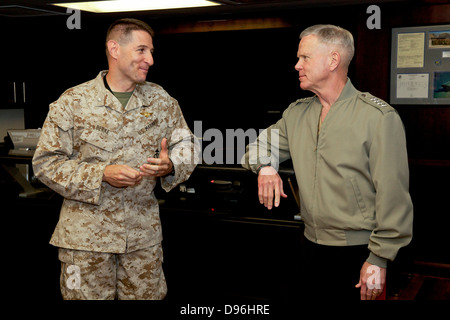 Der 35. Kommandant des Marinekorps, General James F. Amos, rechts, spricht mit Lieutenant Colonel David R. Berke während des Besuchs der Marine Fighter Attack Training Squadron 501 (VMFAT-501) auf der Eglin Air Force Base in FL, 4. Mai 2013. VMFAT-501 ist ein neu reaktivieren Stockfoto