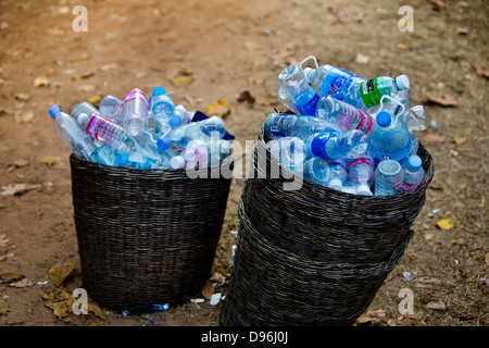 Wasserflaschen, die Links am Ende des Tages von Touristen in der Angkor-Tempel Komplex Stockfoto